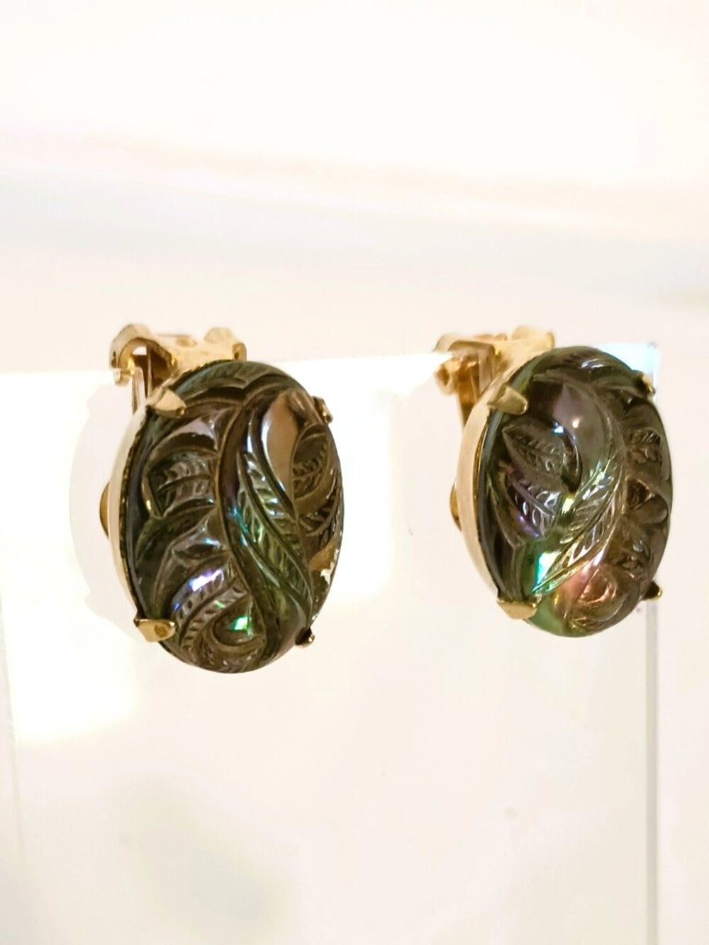 Vintage Intaglio Clip On Earrings Gold Tone Oval Heliotrope Glass Jewelry